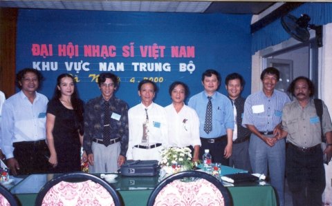 Nhạc sĩ Thái Nghĩa (người thứ hai, từ bên phải qua)