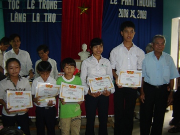 Chi hội khuyến học Tộc Lê Trọng, làng La Thọ, xã Điện Hòa tổ chức lễ phát thưởng năm học 2008 – 2009