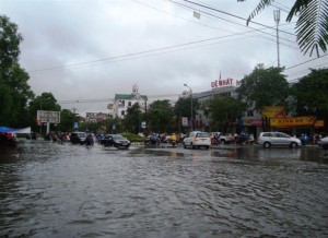 Mưa lớn khiến nhiều đoạn đường ở miền Trung ngập nước. Ảnh: Hà Khoa Mưa lớn khiến nhiều đoạn đường ở miền Trung ngập nước. Ảnh: Hà Khoa